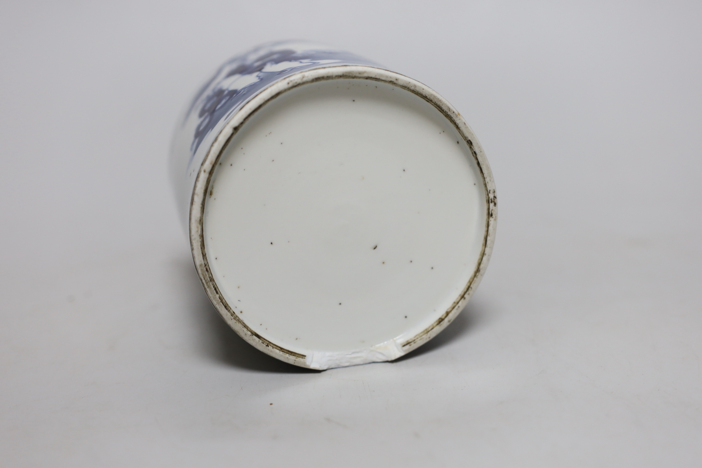 A Chinese blue and white porcelain brushpot, 10cm tall, rim reduced